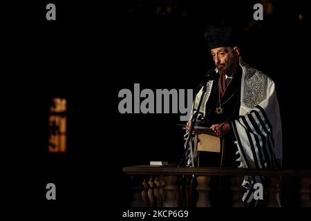 Rabbi hält im Dunkeln ein Gedenkgebet für die Toten, die während des Holocaust in Babyn Jar in Kiew, Ukraine, am 6. Oktober 2021, getötet wurden. (Foto von Sergii Chartschenko/NurPhoto) Stockfoto