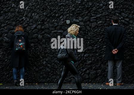 In der Nähe der symbolischen Tränenmauer halten die Menschen ein Gedenkgebet für die Toten, die während des Holocaust in Babyn Jar in Kiew, Ukraine, am 6. Oktober 2021, getötet wurden. (Foto von Sergii Chartschenko/NurPhoto) Stockfoto