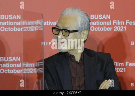 Regisseur im Sang Su besucht die Reporterfrage und -Antwort während der Filmveranstaltung zur Eröffnung des Busan International Film Festival 26. im Busan Cinema Center am 06. Oktober 2021 in Busan, Südkorea. (Foto von Seung-il Ryu/NurPhoto) Stockfoto