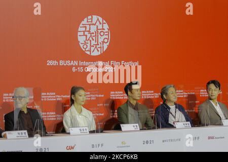 Von links Regisseur im Sang Su, Schauspielerin Lee El, Schauspieler Park Hae Il, Schauspieler Choi Min Sik, Schauspieler Cho Han Cheul, Schauspieler im Seong je besuchen Reporter Frage und Antwort während der 26. Busan International Film Festival Opening Filmveranstaltung im Busan Cinema Center am 06. Oktober 2021 in Busan, Südkorea. (Foto von Seung-il Ryu/NurPhoto) Stockfoto