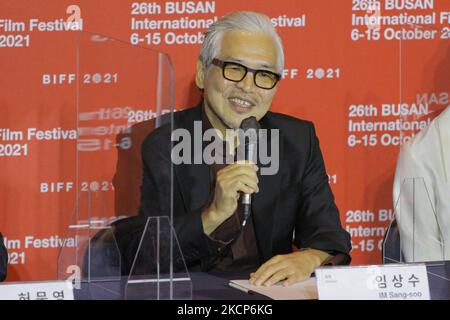 Regisseur im Sang Su besucht die Reporterfrage und -Antwort während der Filmveranstaltung zur Eröffnung des Busan International Film Festival 26. im Busan Cinema Center am 06. Oktober 2021 in Busan, Südkorea. (Foto von Seung-il Ryu/NurPhoto) Stockfoto