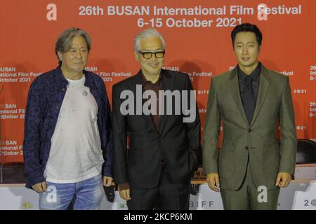 Von links Darsteller Choi Min sik, Regisseur im Sang su, Schauspieler Park Hae il Stand Pose for Photocall während der Filmereignis zur Eröffnung des Busan International Film Festival 26. im Busan Cinema Center am 06. Oktober 2021 in Busan, Südkorea. (Foto von Seung-il Ryu/NurPhoto) Stockfoto