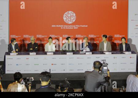 Von links Regisseur im Sang Su, Schauspielerin Lee El, Schauspieler Park Hae Il, Schauspieler Choi Min Sik, Schauspieler Cho Han Cheul, Schauspieler im Seong je besuchen Reporter Frage und Antwort während der 26. Busan International Film Festival Opening Filmveranstaltung im Busan Cinema Center am 06. Oktober 2021 in Busan, Südkorea. (Foto von Seung-il Ryu/NurPhoto) Stockfoto