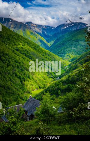 Blick auf das Lez-Tal mit schneebedeckten Gipfeln im Hintergrund an einem wunderschönen Sommertag in den französischen Pyrenäen Stockfoto