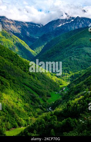 Blick auf das Lez-Tal mit schneebedeckten Gipfeln im Hintergrund an einem wunderschönen Sommertag in den französischen Pyrenäen Stockfoto