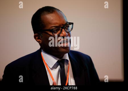 Der britische Minister für Wirtschaft, Energie und Industriestrategie, Kwasi Kwarteng, Abgeordneter der Konservativen Partei für Spelthorne, spricht am 7. Oktober 2021 bei der Jahreskonferenz der britischen Energieminister auf dem One Birdcage Walk in Westminster in London, England. Branchenanalysten warnten heute davor, dass die britischen Haushalte im nächsten Jahr mit der Weitergabe der Rekordpreise an die Verbraucher einen Anstieg der Energiekosten um Hunderte von Pfund sehen könnten. (Foto von David Cliff/NurPhoto) Stockfoto