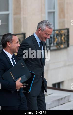 Finanzminister Bruno Le Marie verlässt zusammen mit dem Staatssekretär im Gesundheitsministerium Adrien Taquet am 7. Oktober 2021 in Paris den Elysée-Palast. (Foto von Andrea Savorani Neri/NurPhoto) Stockfoto