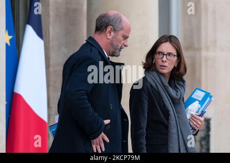 Der Bildungsminister Jean-Michel Blanquer und die Ministerin für Transformation und öffentlichen Dienst Amélie de Montchalin verlassen am Ende der Ministerratssitzung am 7. Oktober 2021 in Paris den Elysée-Palast. (Foto von Andrea Savorani Neri/NurPhoto) Stockfoto