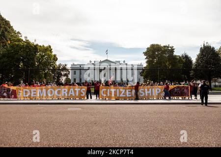 Immigrationsaktivisten riskieren bei einer zivilen Ungehorsam-Aktion für die Staatsbürgerschaft im Weißen Haus eine Verhaftung. (Foto von Allison Bailey/NurPhoto) Stockfoto