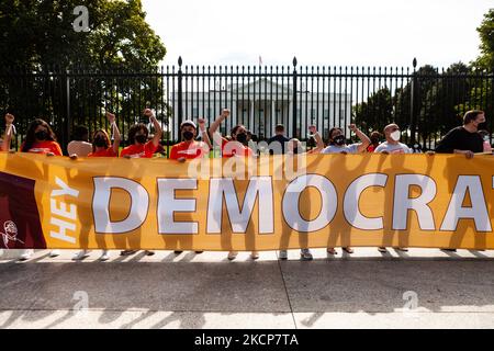 Immigrationsaktivisten riskieren bei einer zivilen Ungehorsam-Aktion für die Staatsbürgerschaft im Weißen Haus eine Verhaftung. (Foto von Allison Bailey/NurPhoto) Stockfoto