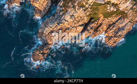 Luftdrohnen-Landschaftsbild des Minnack Theatre Vorgewende um den Porthcurno-Strand in Cornwall England bei Sonnenaufgang Stockfoto