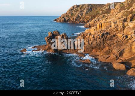 Luftdrohnen-Landschaftsbild des Minnack Theatre Vorgewende um den Porthcurno-Strand in Cornwall England bei Sonnenaufgang Stockfoto