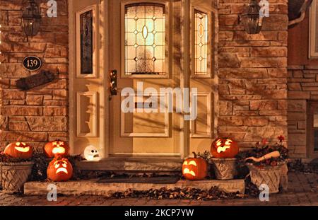 Jack-o'-Laternen ruhen während der Halloween-Nacht in Toronto, Ontario, Kanada, vor der Haustür. (Foto von Creative Touch Imaging Ltd./NurPhoto) Stockfoto