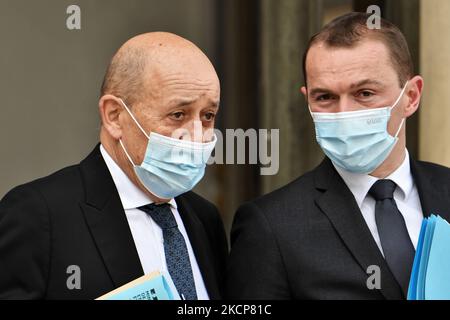 Der französische Minister für Europa und auswärtige Angelegenheiten, Jean-Yves Le Drian (L), und der französische Minister für öffentliche Maßnahmen und Rechnungsführung, Olivier Dussopt (R), verlassen nach dem Ministerrat den Präsidentenpalast von Elysee - 07. Oktober 2021, Paris (Foto: Daniel Pier/NurPhoto) Stockfoto