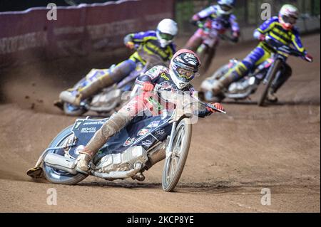 Dan Bewley (Rot) führt Kyle Howarth (Weiß) Josh Pickering (Gelb) und Tom Brennan (Blau) während des SGB Premiership-Spiels vor dem Halbfinale der zweiten Etappe zwischen Belle Vue Aces und Sheffield Tigers am Donnerstag, dem 7.. Oktober 2021, im National Speedway Stadium in Manchester an. (Foto von Ian Charles/MI News/NurPhoto) Stockfoto