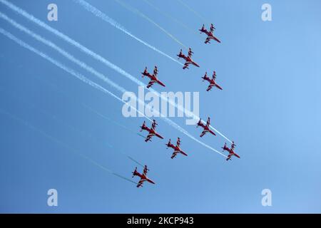 Das akrobatische Team der indischen Luftwaffe „Surya Kiran“ (IAF) fliegt in einer Formation während der Parade zum Air Force Day 89. am 8. Oktober 2021 in der Hindon Air Force Station am Stadtrand von Neu Delhi, Indien. (Foto von Mayank Makhija/NurPhoto) Stockfoto