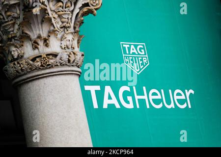 DAS TAG Heuer-Logo ist am 6. Oktober 2021 in der Nähe des Stores in Mailand, Italien, zu sehen. (Foto von Jakub Porzycki/NurPhoto) Stockfoto