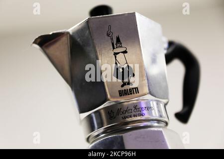 Das Bialetti-Logo ist am 6. Oktober 2021 auf einer Kaffeekocher in einem Geschäft in Mailand, Italien, zu sehen. (Foto von Jakub Porzycki/NurPhoto) Stockfoto