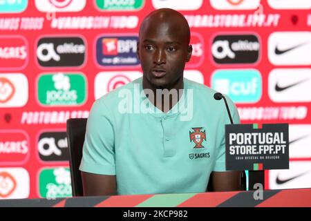 Portugals Mittelfeldspieler Danilo nimmt am 8. Oktober 2021 an einer Pressekonferenz im Trainingslager Cidade do Futebol in Oeiras, Portugal, am Vorabend ihres Freundschaftsspiels gegen Katar und als Teil der Vorbereitung des Teams auf das bevorstehende Qualifikationsspiel der FIFA Fußball-Weltmeisterschaft Katar 2022 gegen Luxemburg Teil. (Foto von Pedro FiÃºza/NurPhoto) Stockfoto