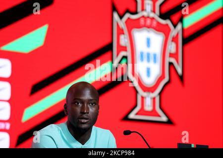 Portugals Mittelfeldspieler Danilo nimmt am 8. Oktober 2021 an einer Pressekonferenz im Trainingslager Cidade do Futebol in Oeiras, Portugal, am Vorabend ihres Freundschaftsspiels gegen Katar und als Teil der Vorbereitung des Teams auf das bevorstehende Qualifikationsspiel der FIFA Fußball-Weltmeisterschaft Katar 2022 gegen Luxemburg Teil. (Foto von Pedro FiÃºza/NurPhoto) Stockfoto