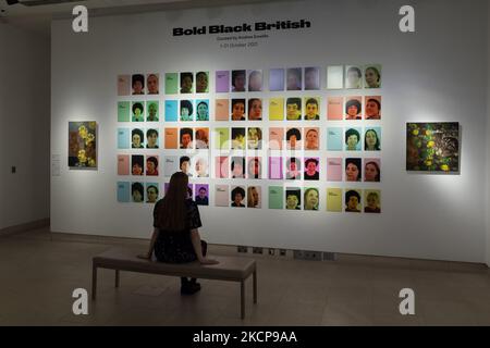 LONDON, GROSSBRITANNIEN - 08. OKTOBER 2021: Ein Mitarbeiter schaut sich „The Audition in Color“, 1997/2020, von Sonia Boyce, Teil von Bold, Black, Von Großbritannien kuratierte Ausstellung während einer Presseinterpremiere von 20./21. Century: Evening Sale im Auktionshaus von Christie am 08. Oktober 2021 in London, England. (Foto von Wiktor Szymanowicz/NurPhoto) Stockfoto