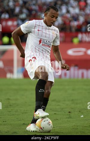 Jules Kounde aus Sevilla kontrolliert den Ball während des La Liga Santander-Spiels zwischen dem FC Sevilla und dem FC Valencia CF im Estadio Ramon Sanchez Pizjuan am 22. September 2021 in Sevilla, Spanien. (Foto von Jose Breton/Pics Action/NurPhoto) Stockfoto