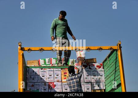 Am 9. Oktober 2021 verladen Arbeiter Kästen mit Äpfeln auf einen Lastwagen in Asiens 2. größten Fruchtmandi im Sovore Distrikt Baramulla Jammu und Kaschmir Indien. (Foto von Nasir Kachroo/NurPhoto) Stockfoto