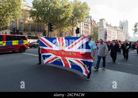 LONDON, GROSSBRITANNIEN – 09. OKTOBER 2021: Nordirische Gewerkschafter und Loyalisten marschieren in einem Protest gegen das Nordirland-Protokoll zur Downing Street, das ihrer Meinung nach die Position Nordirlands als Teil des Vereinigten Königreichs untergräbt, indem es am 09. Oktober 2021 in London, England, eine Handelsgrenze an der Irischen See schafft. Nächste Woche wird die EU neue Vorschläge für das Nordirland-Protokoll vorlegen, das nach dem Brexit umgesetzt wurde, um das Karfreitagsabkommen zu schützen, indem Nordirland an den EU-Binnenmarkt für Waren angeglichen wird, um die Schaffung einer harten Grenze zu verhindern Stockfoto
