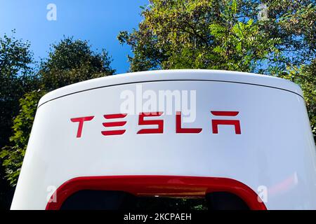 Tesla-Kompressor an einer Tankstelle in Katowice, Polen, am 9. Oktober 2021. (Foto von Jakub Porzycki/NurPhoto) Stockfoto