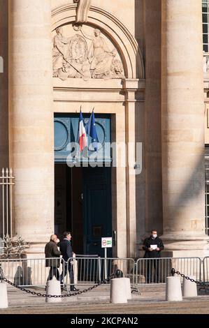 Die Fassade der juristischen Universität Sorbonne-Pantheon vor dem Pantheon während des Besuchs von Präsident Emmanuel Macron bei Robert Badinter anlässlich des 40.. Jahrestages der Abschaffung der Todesstrafe in Paris am 9. Oktober 2021. (Foto von Andrea Savorani Neri/NurPhoto) Stockfoto