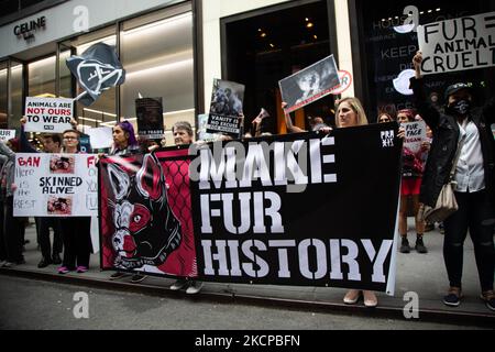 Hunderte von Demonstranten versammelten sich am Pulitzer Fountain in New York und marschierten zum Times Square, um verschiedene Bekleidungsunternehmen aufzufordern, am 9. Oktober 2021 den Verkauf von Pelzkleidung einzustellen. Zu den Geschäften, in denen sie während der Demonstration Halt machten, gehörten Dolce & Gabbana, Fendi, Moncler und Dior. Die Demonstranten forderten außerdem Bürgermeister Bill de Blasio auf, Pferdekutschen aus der Stadt zu streichen. (Foto von Karla Ann Cote/NurPhoto) Stockfoto