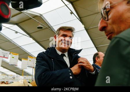 2021-10-06, Frankreich. Arnaud Montebourg, ehemaliger Wirtschaftsminister und Kandidat für die Präsidentschaftswahl 2022, spricht mit einem Journalisten beim Sommet de l Elevage (Viehgipfel) 30. in Cournon d Auvergne, in der Nähe von Clermont Ferrand. (Foto von Adrien Fillon/NurPhoto) Stockfoto