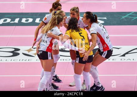 TeamBosca Cuneo feiert nach einem Punkt beim Volleyball Italian Serie A1 Frauen-Match Bosca S.Bernardo Cuneo gegen Acqua&Sapone Roma Volley Club am 10. Oktober 2021 in der Pala Ubi Banca in Cuneo, Italien (Foto by Danilo Vigo/LiveMedia/NurPhoto) Stockfoto