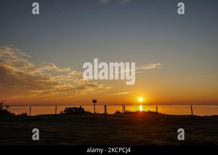 Sonnenaufgang über der Küste des Danziger Golfs (Ostsee) am 10. Oktober 2021 in Oslonino, Polen (Foto: Michal Fludra/NurPhoto) Stockfoto