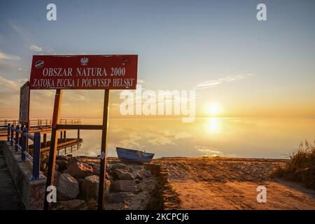 Sonnenaufgang über der Küste des Danziger Golfs (Ostsee) mit einem Natura 2000 (Nature 2000) zatoka Gdanska-Schild im Vordergrund ist am 10. Oktober 2021 in Oslonino, Polen zu sehen (Foto: Michal Fludra/NurPhoto) Stockfoto