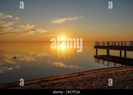 Sonnenaufgang über der Küste des Danziger Golfs (Ostsee) am 10. Oktober 2021 in Oslonino, Polen (Foto: Michal Fludra/NurPhoto) Stockfoto