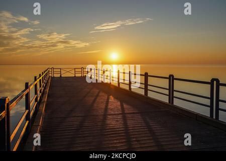 Sonnenaufgang über der Küste des Danziger Golfs (Ostsee) am 10. Oktober 2021 in Oslonino, Polen (Foto: Michal Fludra/NurPhoto) Stockfoto