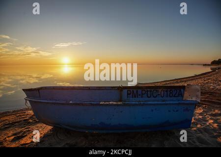 Sonnenaufgang über der Küste des Danziger Golfs (Ostsee) am 10. Oktober 2021 in Oslonino, Polen (Foto: Michal Fludra/NurPhoto) Stockfoto