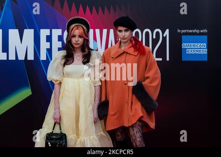 Charlotte Roberts und Abby Roberts nehmen an der britischen Premiere „The French Dispatch“ während des BFI London Film Festival 65. in der Royal Festival Hall in London, Großbritannien, am 10. Oktober 2021 Teil. (Foto von Maciek Musialek/NurPhoto) Stockfoto