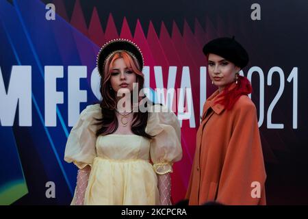 Charlotte Roberts und Abby Roberts nehmen an der britischen Premiere „The French Dispatch“ während des BFI London Film Festival 65. in der Royal Festival Hall in London, Großbritannien, am 10. Oktober 2021 Teil. (Foto von Maciek Musialek/NurPhoto) Stockfoto