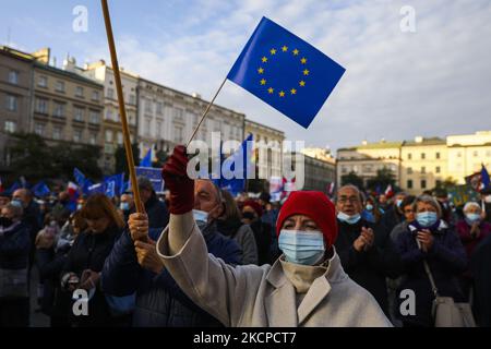 Tausende nehmen am 10. Oktober 2021 an der Demonstration „Wir bleiben in der EU“ auf dem Hauptplatz in Krakau, Polen, Teil. Die pro-EU-Demonstrationen wurden im ganzen Land abgehalten, um ihre Unterstützung für die EU zu zeigen, nachdem das Verfassungsgericht in dieser Woche entschieden hatte, dass die polnische Verfassung einige EU-Gesetze außer Kraft setzt. Demonstrator äußerte Angst, dass die Regierungspartei „Recht und Gerechtigkeit“ (PiS) dazu führen könnte, dass „Polexit“ oder Polen gezwungen wird, die EU zu verlassen. (Foto von Beata Zawrzel/NurPhoto) Stockfoto