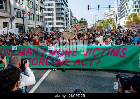 Anuna De Wever, Organisatorin der Klimaangriffe in Belgien, und Adelaide Charlier, Mitbegründerin der Bewegung "Jugend für das Klima", sind vor der Demonstration Back to the Climate, die am 10.. Oktober 2021 in Brüssel organisiert wurde. (Foto von Romy Arroyo Fernandez/NurPhoto) Stockfoto