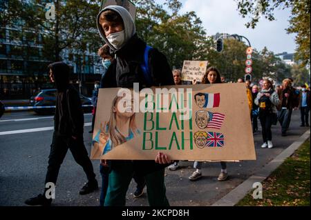 Ein junger Mann hält während der Demonstration Back to Climate, die am 10.. Oktober 2021 in Brüssel stattfand, ein Plakat mit einem gezeichneten Greta Thunberg und ihren Worten. (Foto von Romy Arroyo Fernandez/NurPhoto) Stockfoto