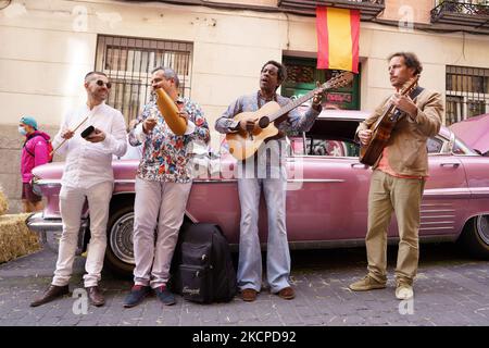 Kubanische Musiker während der Präsentation von Little Cuba in Madrid, einer Nachbildung der Straße von Kuba, im Rahmen des Hispanidad 2021 Festivals in Madrid, Spanien (Foto von Oscar Gonzalez/NurPhoto) Stockfoto