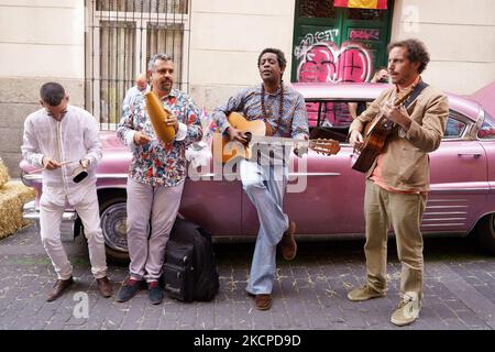 Kubanische Musiker während der Präsentation von Little Cuba in Madrid, einer Nachbildung der Straße von Kuba, im Rahmen des Hispanidad 2021 Festivals in Madrid, Spanien (Foto von Oscar Gonzalez/NurPhoto) Stockfoto