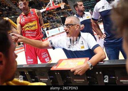 Aza Petrovic (Cheftrainer von Carpegna Prosciutto Pesaro) während der Serie A1 italienischen LBA Basketball-Meisterschaft Spiel Kigili Fortitudo Bologna gegen. Carpegna Prosciutto Victoria Libertas Pallacanestro Pesaro im Sportpalast Paladozza - Bologna, 10. Oktober 2021 (Foto: Michele Nucci/LiveMedia/NurPhoto) Stockfoto