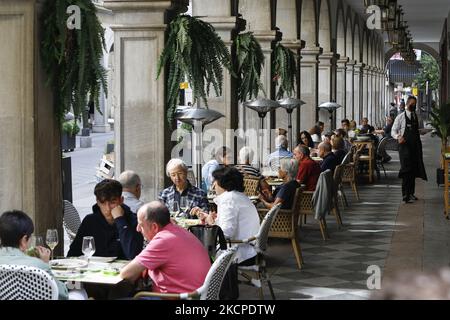 Menschen auf der Terrasse einer Bar während des langen Wochenendes des Pilar und des Nationaltages in Granada, Spanien, am 11. Oktober 2021. Die Einheimischen genießen das gute Wetter beim Essen oder Spazierengehen durch die Straßen von Granada, da viele Touristen während dieser Feierlichkeiten die Stadt besuchen. (Foto von Ãlex CÃ¡mara/NurPhoto) Stockfoto