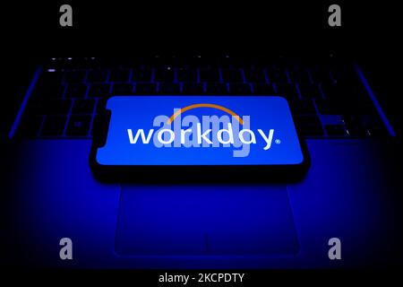 Das Workday-Logo, das auf einem Telefonbildschirm und einer Laptop-Tastatur angezeigt wird, ist auf diesem Bild zu sehen, das am 11. Oktober 2021 in Krakau, Polen, aufgenommen wurde. (Foto von Jakub Porzycki/NurPhoto) Stockfoto