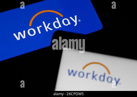 Das Workday-Logo, das auf einem Telefonbildschirm angezeigt wird, und das Workday-Logo auf einem Laptop-Bildschirm sind auf diesem Illustrationsfoto zu sehen, das am 11. Oktober 2021 in Krakau, Polen, aufgenommen wurde. (Foto von Jakub Porzycki/NurPhoto) Stockfoto