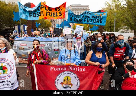 Indianische Aktivisten protestieren im Weißen Haus gegen die fortgesetzte Nutzung fossiler Brennstoffe am Tag der indigenen Völker, dem ersten Tag einer Woche von Aktionen, die von Menschen gegen fossile Brennstoffe veranstaltet werden. Die Demonstranten haben zwei große Forderungen der Biden-Regierung: Die Genehmigung von Projekten für die Infrastruktur fossiler Brennstoffe einzustellen und eine Transformation erneuerbarer Energien voranzutreiben. (Foto von Allison Bailey/NurPhoto) Stockfoto